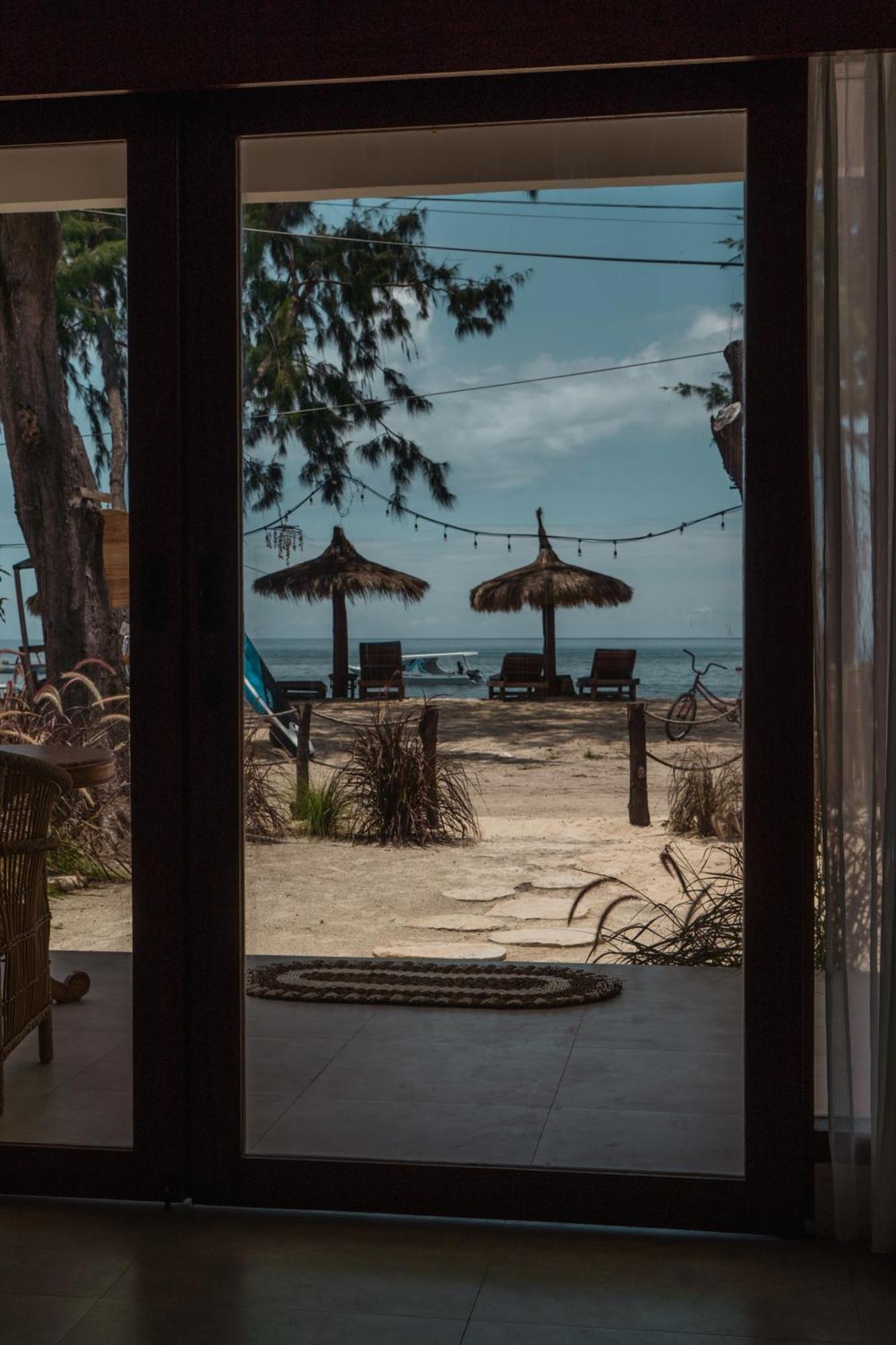 Sunscape Villa - Beachfront And Private Pool Gili Air Eksteriør billede