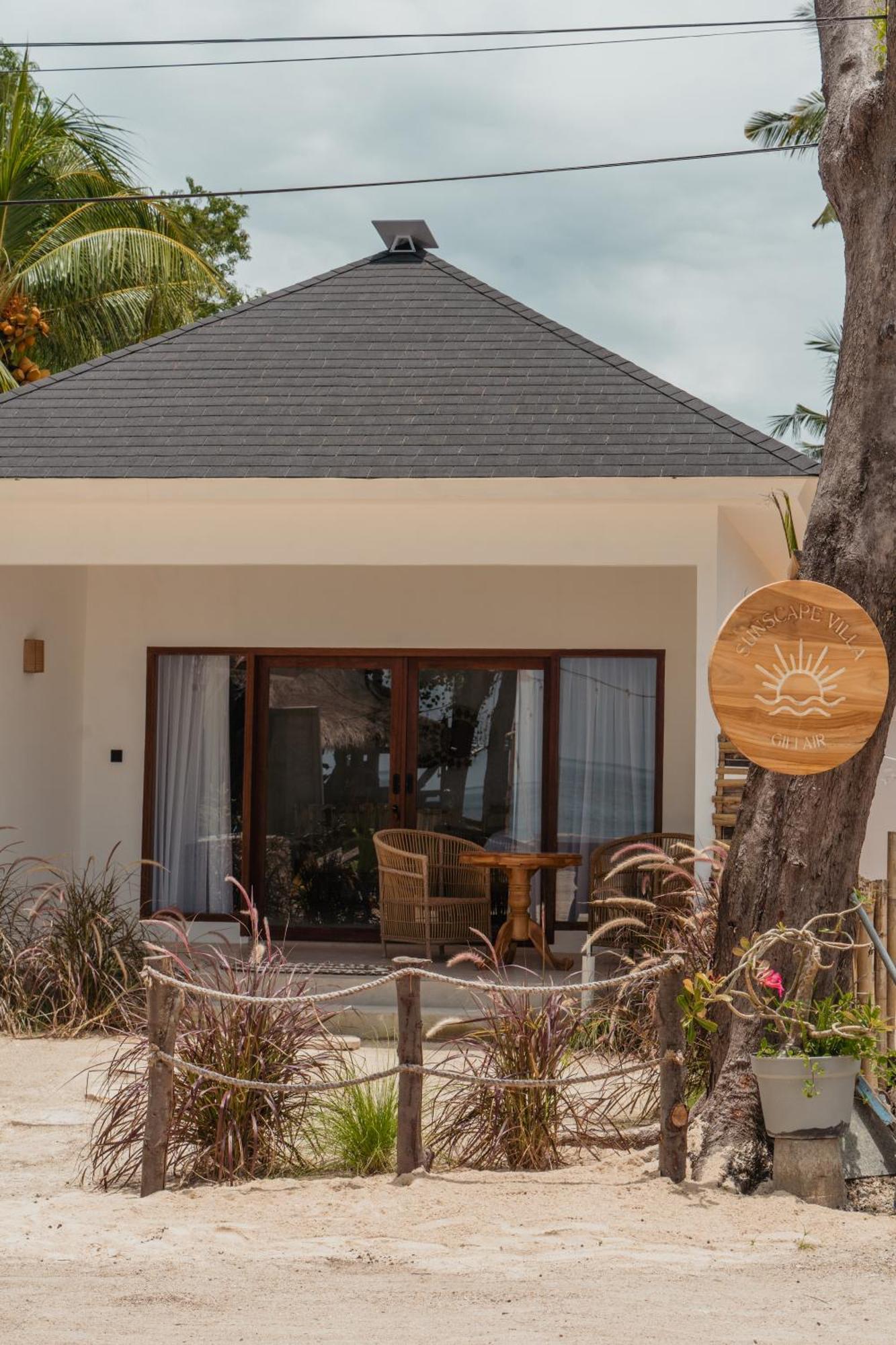 Sunscape Villa - Beachfront And Private Pool Gili Air Eksteriør billede
