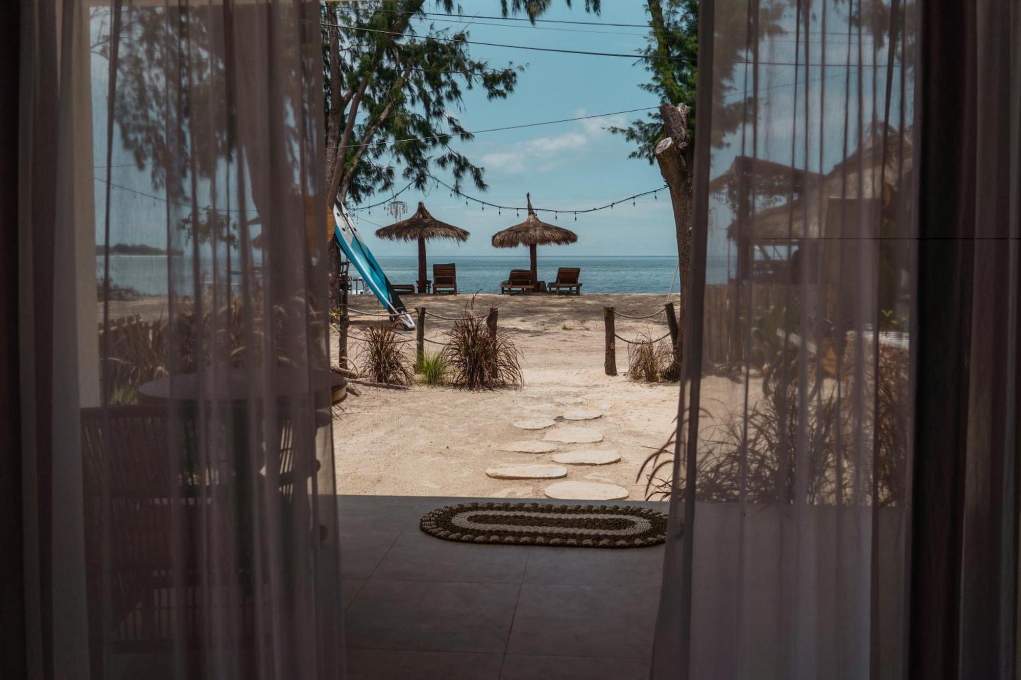 Sunscape Villa - Beachfront And Private Pool Gili Air Eksteriør billede