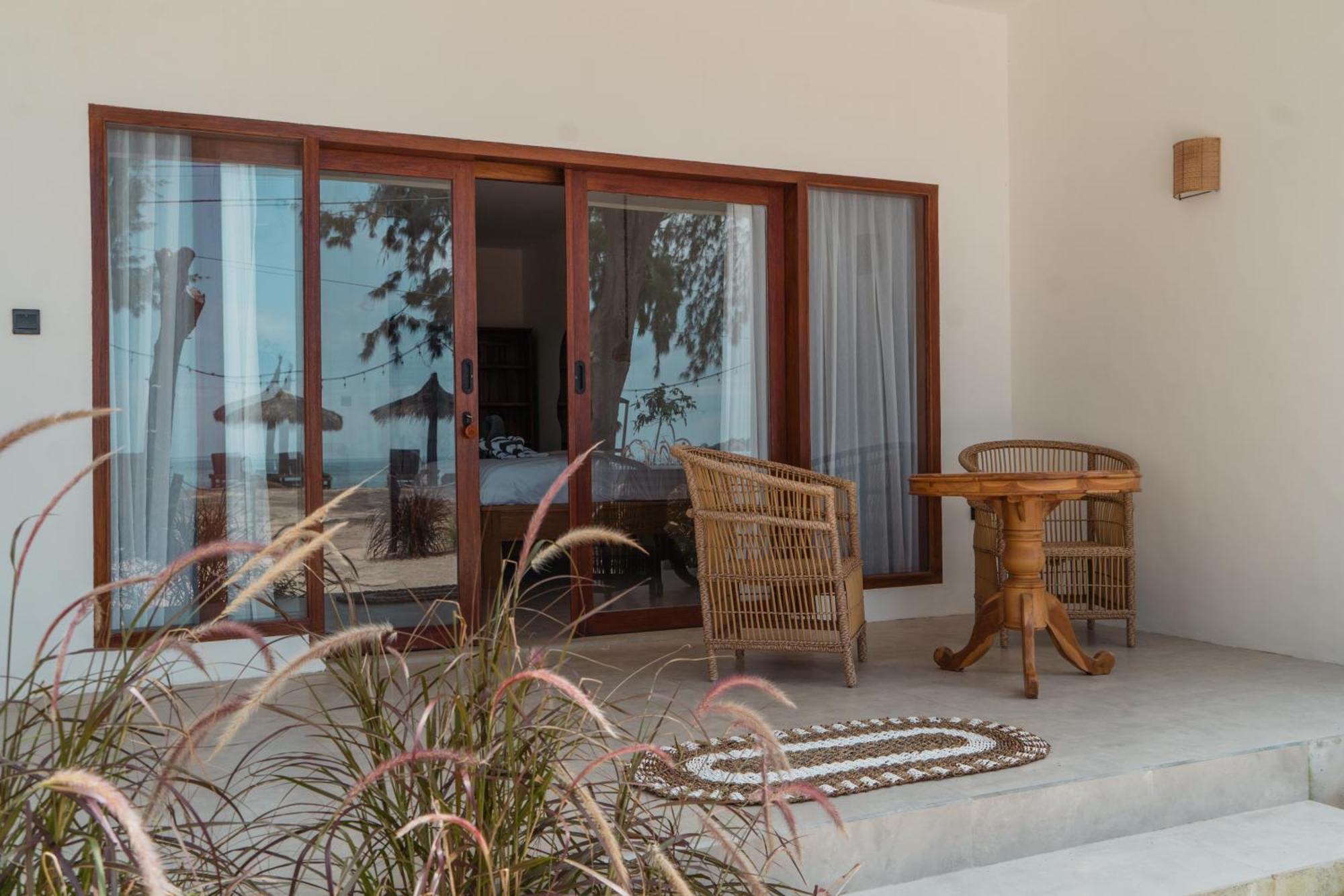 Sunscape Villa - Beachfront And Private Pool Gili Air Eksteriør billede