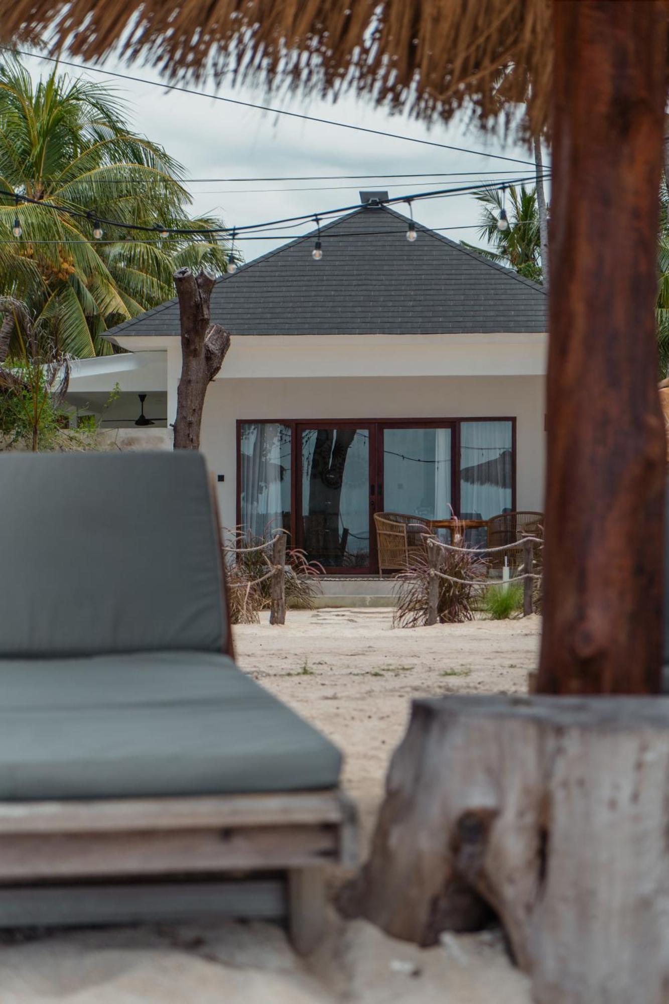 Sunscape Villa - Beachfront And Private Pool Gili Air Eksteriør billede